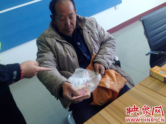 在把老人帶回駐地后，老人竟又從身上掏出幾千元現(xiàn)金要塞給民警。