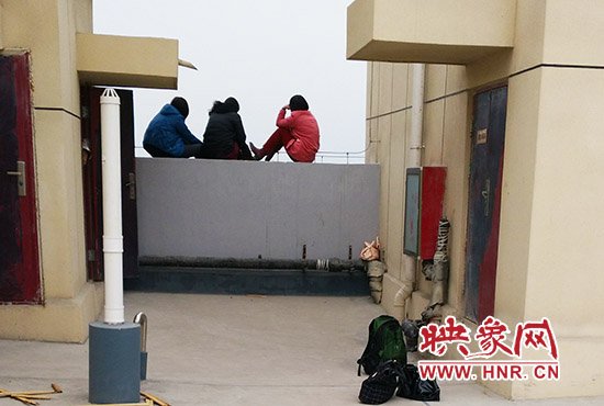 三人在樓頂始終不肯下來(lái)。