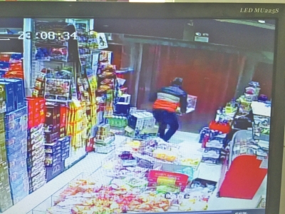 監(jiān)控中顯示，當時竊賊抱起募捐箱就跑。