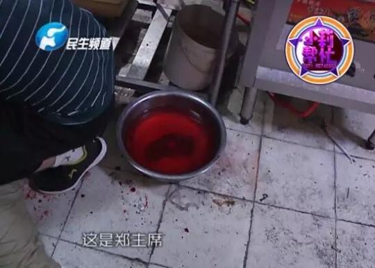 老板竟突然在廚房內割腕自殺!發(fā)現(xiàn)意外情況后，小莉趕緊對傷者進行包扎，并撥打了120急救電話。