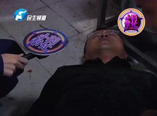 老板竟突然在廚房內割腕自殺!發(fā)現(xiàn)意外情況后，小莉趕緊對傷者進行包扎，并撥打了120急救電話。