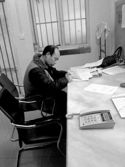 侯見志在看守所中簽署上訴書。律師供圖