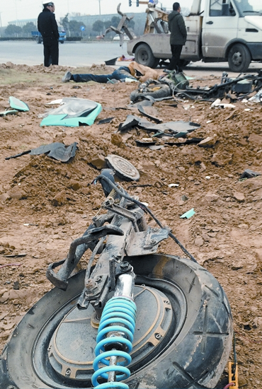 現(xiàn)場(chǎng)散落大量電動(dòng)車(chē)碎片，車(chē)輪已完全脫離車(chē)體，可見(jiàn)當(dāng)時(shí)車(chē)禍的慘烈程度