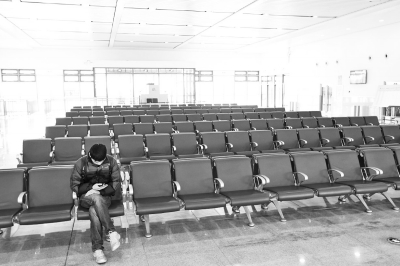 鄭開城鐵兩站點(diǎn)關(guān)停 中途上車乘客有時(shí)沒(méi)有工作人員多