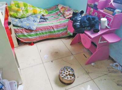 在理發(fā)店死者居住的臥室內(nèi)，地上放有一個(gè)大煤球。