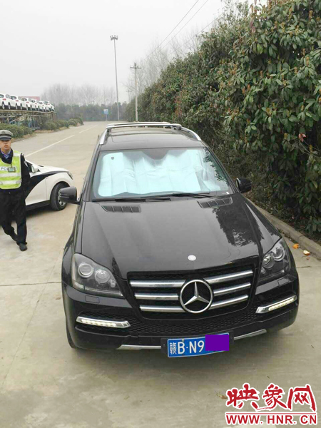 江西男子奔馳車(chē)中睡覺(jué)一氧化碳中毒，周口高速交警及時(shí)發(fā)現(xiàn)。