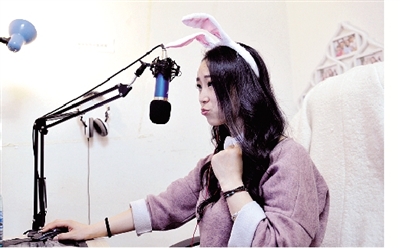 在一次直播中，小米戴上兔子頭飾，向網(wǎng)友賣萌