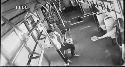 小情侶公交車上旁若無人吃西瓜，弄臟車廂環(huán)境引不滿。