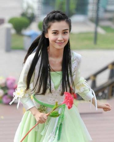 但是和倪妮站在一起，黑了一個(gè)色號(hào)，整個(gè)人都有點(diǎn)黯淡了。