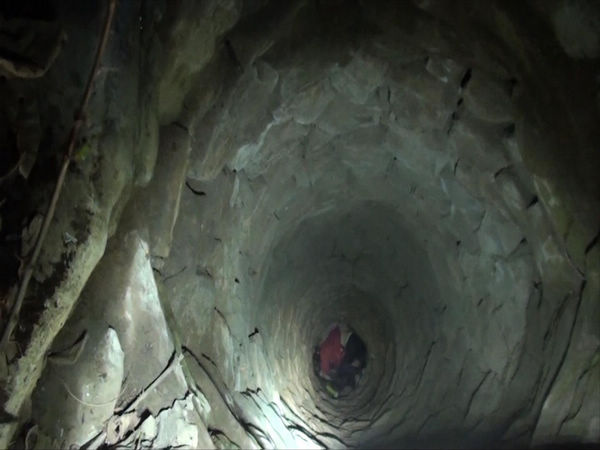 險(xiǎn)！女子凌晨墜入15米深井 命懸一線