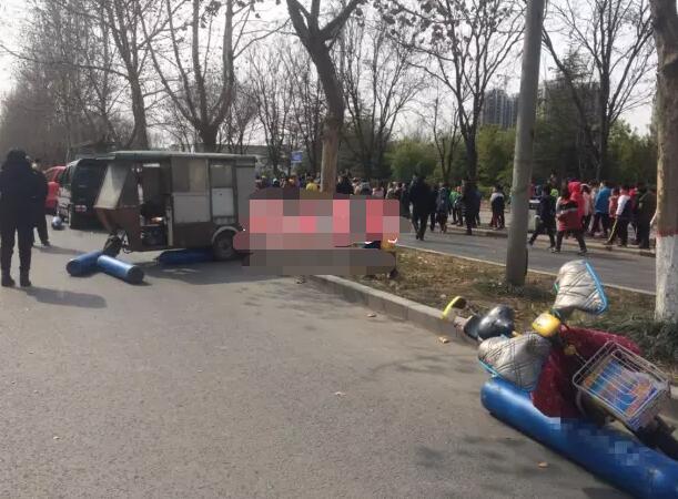 濟(jì)源一貨車(chē)行駛中車(chē)斗突然打開(kāi) 30多個(gè)氧氣瓶滾落