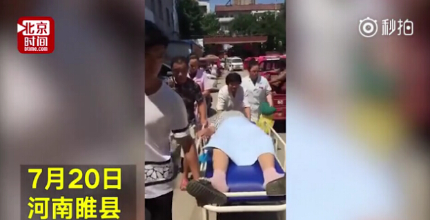 河南一產(chǎn)婦情況緊急 大夫救護(hù)車(chē)上跪著接生衣服濕透