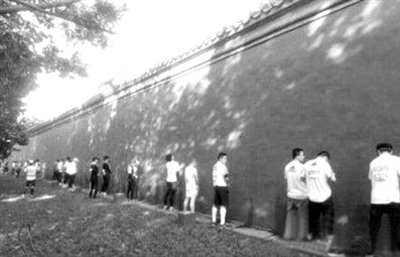 網(wǎng)友上傳的“北馬”選手集體“尿紅墻”圖片。