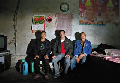 10月18日，自鋸病腿的鄭艷良所在的保定市清苑縣東臧村，有多家農(nóng)戶大病難醫(yī)，村民王新建（中）得了白血