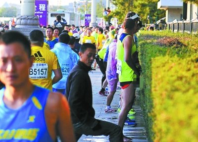 北京馬拉松“尿紅墻” 集體噓噓是傳統(tǒng)？