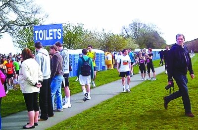 北京馬拉松“尿紅墻” 集體噓噓是傳統(tǒng)？