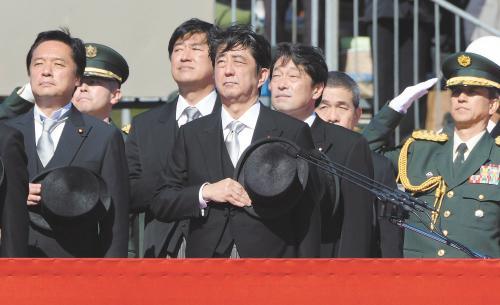 　27日上午，日本首相安倍晉三在琦玉縣的自衛(wèi)隊朝霞訓練場出席陸上自衛(wèi)隊年度閱兵式