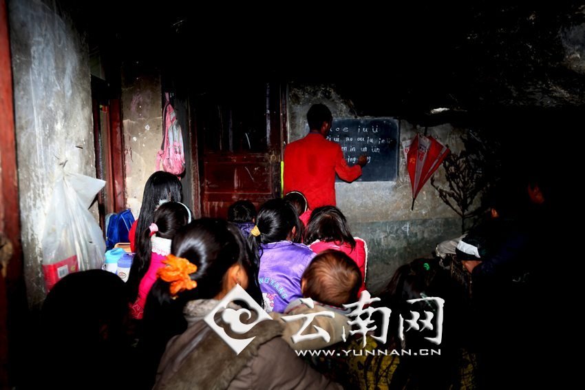 由于受到當(dāng)?shù)厝似缫暎箦伻Φ暮⒆觽儧]有外出求學(xué)的機(jī)會(huì)，只能在這樣的簡易房里學(xué)習(xí)