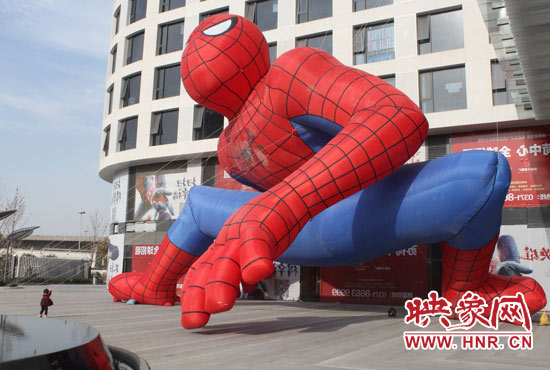 一個小女孩獨(dú)自玩得很開心