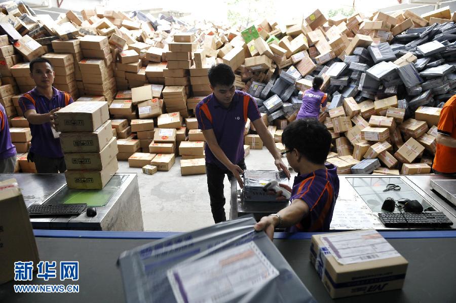 11月11日，在圓通公司廣州一處分揀站，工作人員加緊掃描快件。