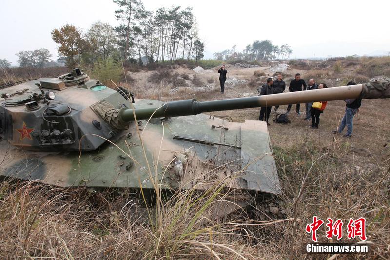 12月4日，浙江臺(tái)州，人們?cè)谔箍饲皣^(guān)。