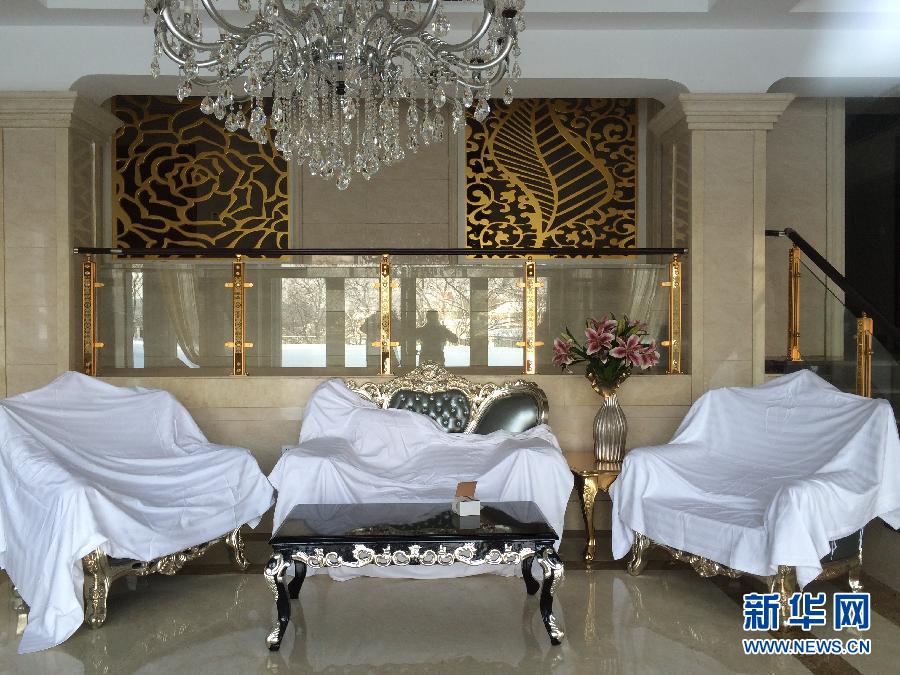 鏡泊湖畔麗日山莊里的豪華沙發(fā)（2013年12月9日攝）。新華社記者程子龍攝