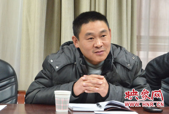 黃齊超老師是一位數(shù)學(xué)老師卻很熱愛(ài)寫(xiě)作