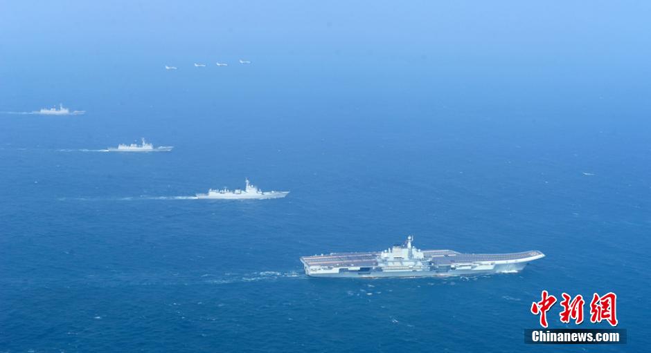 圖為遼寧艦與水面艦艇、飛機(jī)進(jìn)行協(xié)同訓(xùn)練。中新社發(fā) 胡鍇冰 攝
