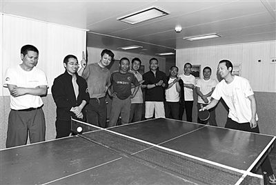 5日，“雪龍”號(hào)上的科考隊(duì)員在進(jìn)行乒乓球比賽。新華社發(fā)