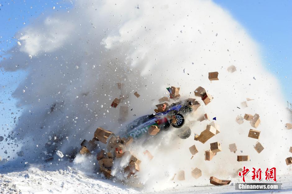 圖為：謝雨均駕駛賽車在黑龍江黑河段飛越冰河。中新社發(fā) 邱齊龍 攝