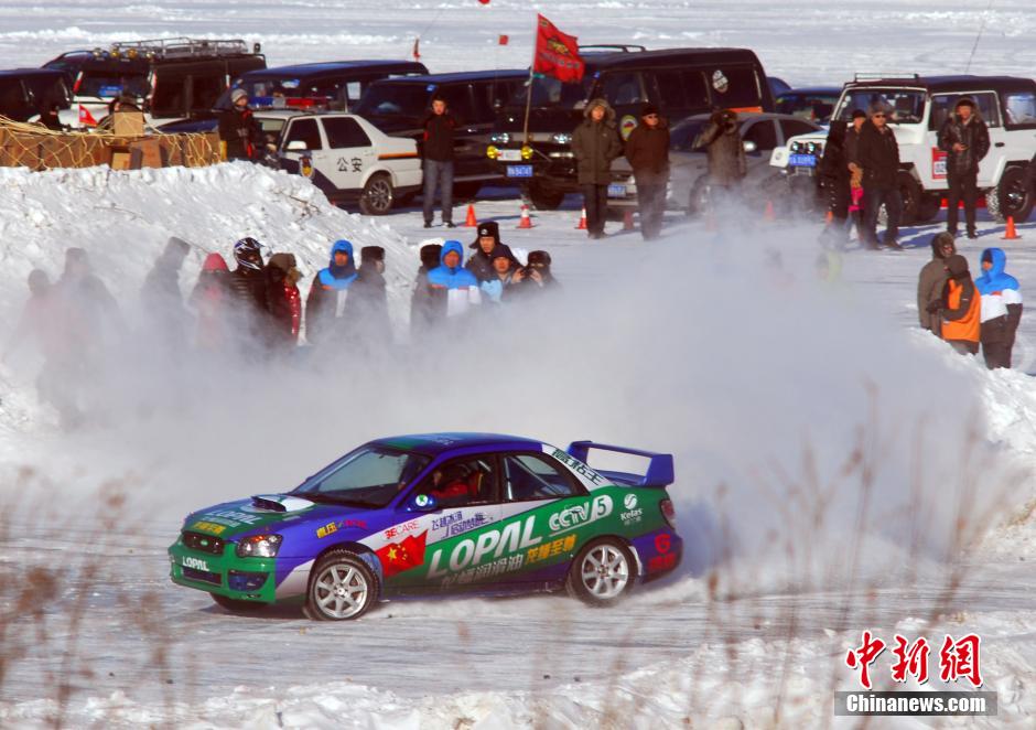 圖為參加“飛越冰河”大型體育極限運(yùn)動挑戰(zhàn)賽事的選手在冰封的黑龍江上進(jìn)行冰雪飛車漂移。中新社發(fā) 邱齊龍