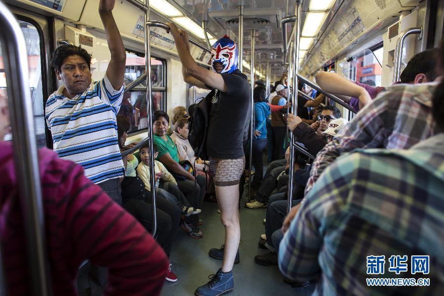 一名參加不穿褲子搭地鐵活動(dòng)的男子站在地鐵車廂內(nèi)。