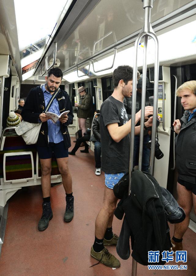 1月12日，在橫貫巴黎東西部的1號(hào)線地鐵車廂里，乘客只穿一條內(nèi)褲搭乘地鐵。