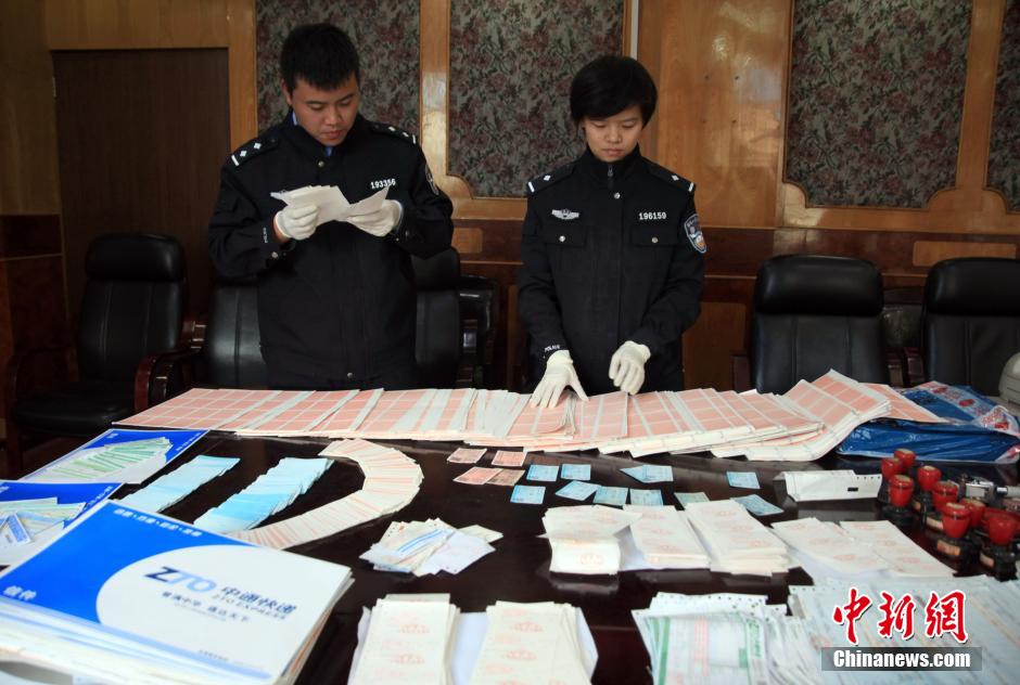 圖為查獲大量假火車(chē)票和制販工具（資料圖片）。