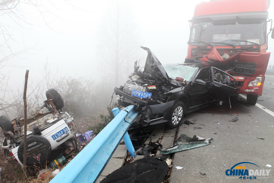 事故現(xiàn)場?；荼?攝