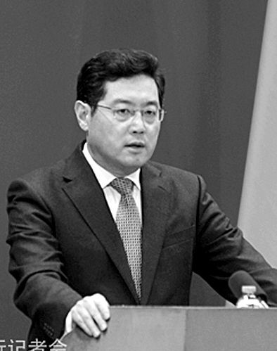 23日，秦剛在外交部例行記者會上。