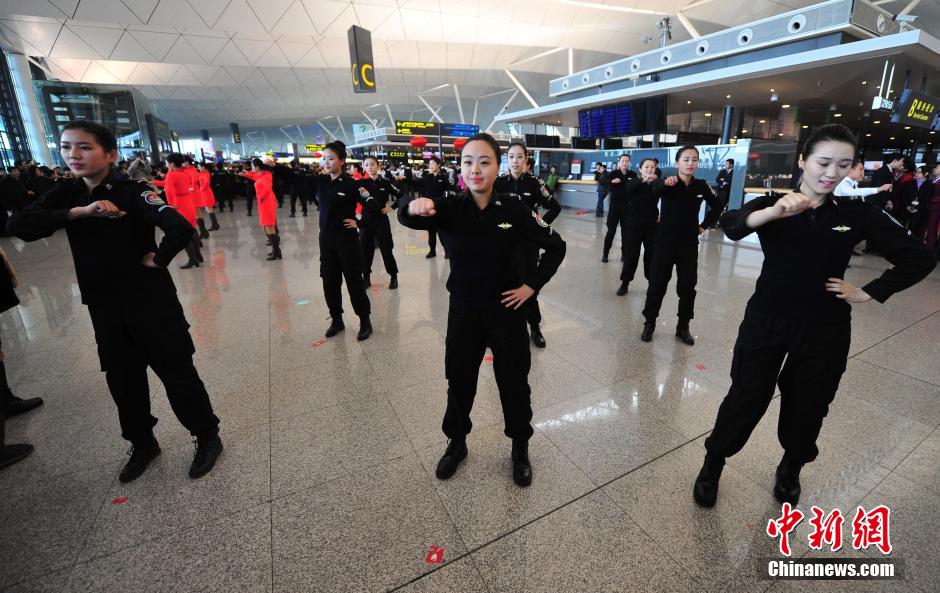 1月23日，機場工作人員在跳“快閃”舞蹈。