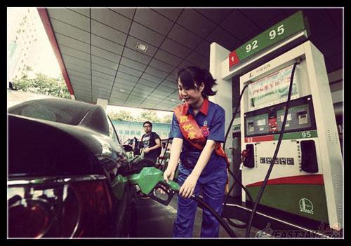 近日，有網(wǎng)友針對“超標(biāo)40倍事件”評價說：“國內(nèi)加油站在油里加水是普遍現(xiàn)象。只是量多量少的問題，車主