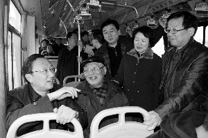 繆瑞林在車上與市民、乘委會委員交流 通訊員 卜照雪 攝