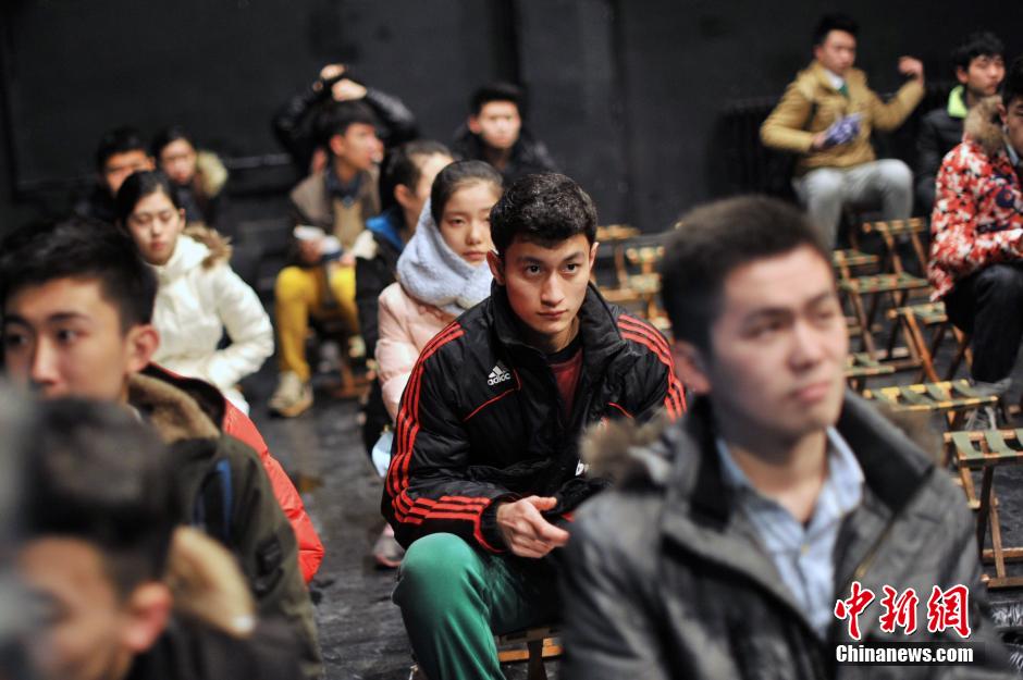 中央戲劇學(xué)院開考 帥哥靚女冒雪趕考 中央戲劇學(xué)院開考 帥哥靚女冒雪趕考