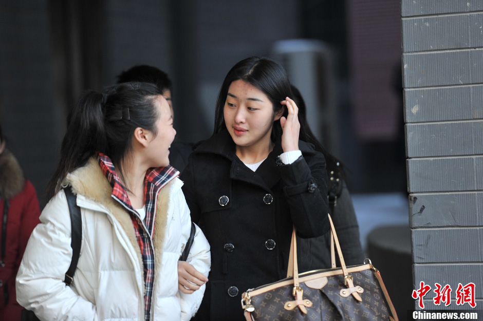 圖為表演系考生走出考場。