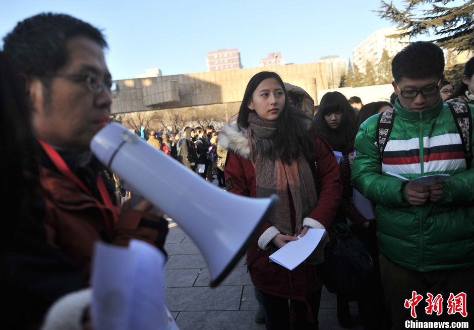 圖為報考現(xiàn)場。