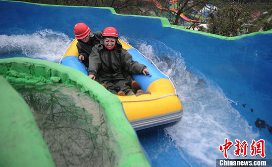 圖為外國友人體驗水上漂。陳超　攝