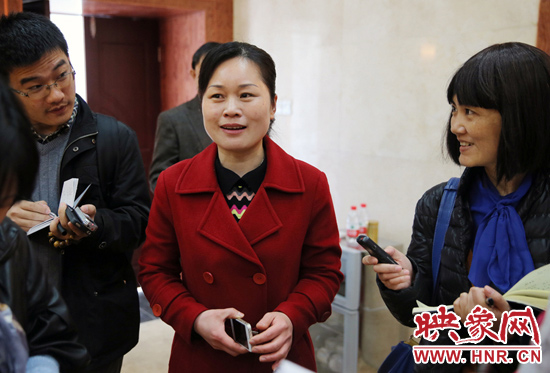 董亞娜是焦裕祿紀念館副館長，她兩次給習近平講解，贊總書記看得仔細，聽得認真。3月20日，記者在蘭考采