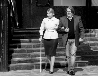 3月27日，烏克蘭基輔，前總理季莫申科在朋友的陪伴下赴新聞發(fā)布會(huì)現(xiàn)場(chǎng)，宣布將參加烏克蘭總統(tǒng)選舉。