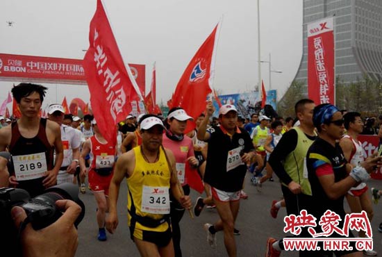 目前在鄭開大道上，一場角逐正在展開。