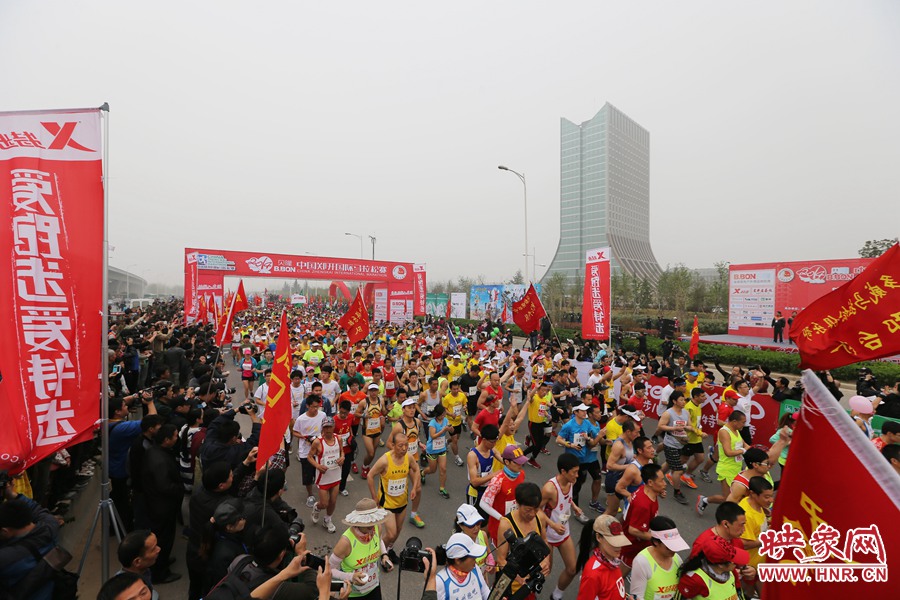 彩旗飄飄的起跑點(diǎn)。