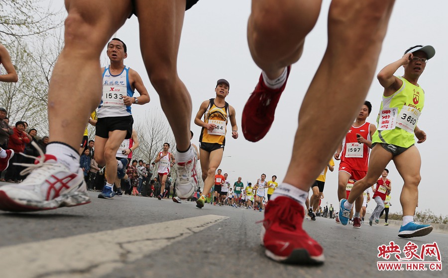 約五公里處，選手們已經(jīng)拉開了距離。