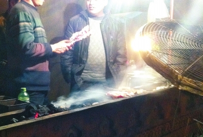 露天燒烤整夜煙熏火燎，路邊居民苦不堪言。