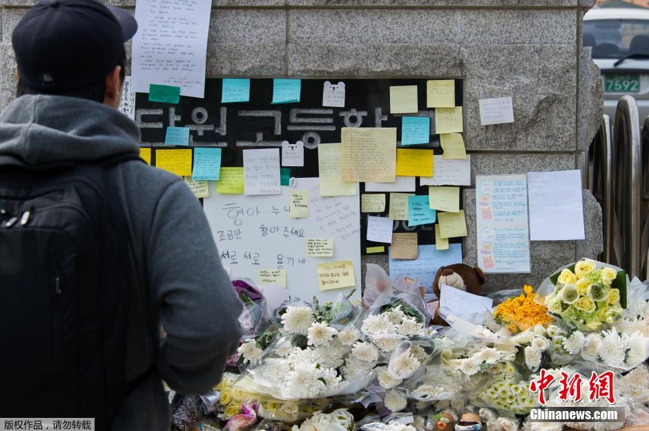 當(dāng)?shù)貢r(shí)間2014年4月21日，韓國(guó)安山，民眾持續(xù)為沉沒(méi)客輪失蹤乘客祈禱。